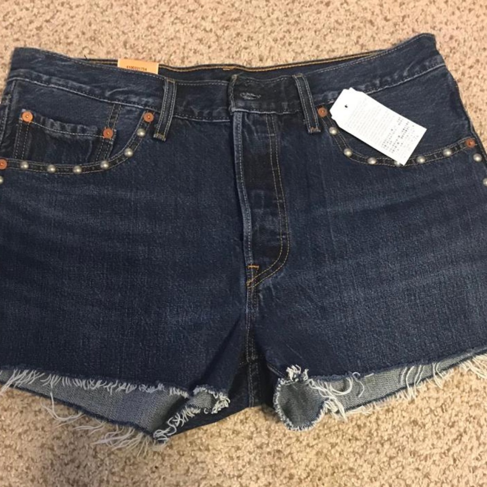 NEW LEVI SHORTS Size 31 Waist